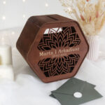 drewniana skrzynka na koperty