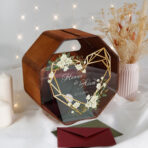 drewniana skrzynka na koperty z pleksi