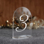 numerki na stół weselny pleksi biały tekst