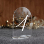 numerki na stół weselny pleksi biały tekst