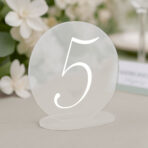 Numerki na stół weselny akrylowe pleksi mleczna satynowa