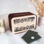 drewniana skrzynka na koperty