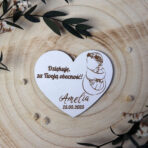 Magnesy grawerowane podziękowania dla gości na chrzest roczek białe tło