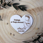 Magnesy grawerowane podziękowania dla gości na chrzest roczek białe tło