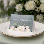 Winietki ślubne ciemne tło białe kwiaty