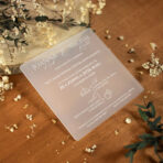Zaproszenia ślubne kwadratowe na mlecznej pleksi białe napisy