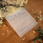 Zaproszenia ślubne kwadratowe na mlecznej pleksi białe napisy