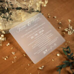 Zaproszenia ślubne kwadratowe na mlecznej pleksi białe napisy