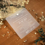 Zaproszenia ślubne kwadratowe na mlecznej pleksi białe napisy