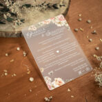 Zaproszenia ślubne na mlecznej pleksi różowe kwiaty