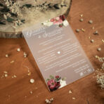 Zaproszenia ślubne na mlecznej pleksi bordowe kwiaty