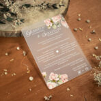 Zaproszenia ślubne na mlecznej pleksi różowe kwiaty