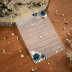 Zaproszenia ślubne na mlecznej pleksi granatowe kwiaty