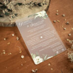 Zaproszenia ślubne na mlecznej pleksi białe kwiaty