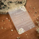 Zaproszenia ślubne na mlecznej pleksi różowe kwiaty