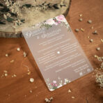 Zaproszenia ślubne na mlecznej pleksi różowe kwiaty