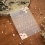 Zaproszenia ślubne na mlecznej pleksi różowe kwiaty