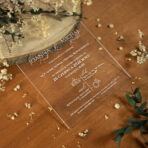 Zaproszenia ślubne kwadratowe na pleksi białe napisy