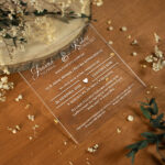 Zaproszenia ślubne kwadratowe na pleksi białe napisy