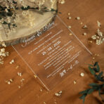 Zaproszenia ślubne kwadratowe na pleksi białe napisy