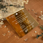 Zaproszenia ślubne kwadratowe na lustrzanej pleksi białe napisy