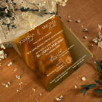 Zaproszenia ślubne kwadratowe na lustrzanej pleksi białe napisy