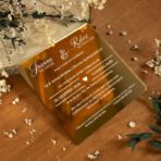 Zaproszenia ślubne kwadratowe na lustrzanej pleksi białe napisy