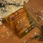 Zaproszenia ślubne kwadratowe na lustrzanej pleksi białe napisy