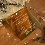 Zaproszenia ślubne kwadratowe na lustrzanej pleksi białe napisy