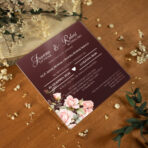 Zaproszenia ślubne kwadratowe na pleksi ciemne tło różowe kwiaty