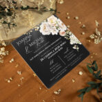 Zaproszenia ślubne kwadratowe na pleksi ciemne tło białe kwiaty