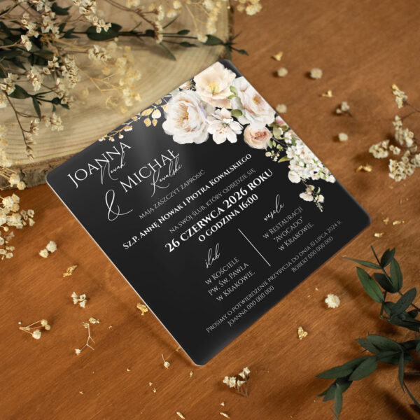 Zaproszenia ślubne kwadratowe na pleksi ciemne tło białe kwiaty