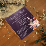 Zaproszenia ślubne kwadratowe na pleksi ciemne tło różowe kwiaty