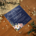 Zaproszenia ślubne kwadratowe na pleksi ciemne tło różowe kwiaty