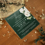 Zaproszenia ślubne kwadratowe na pleksi ciemne tło białe kwiaty