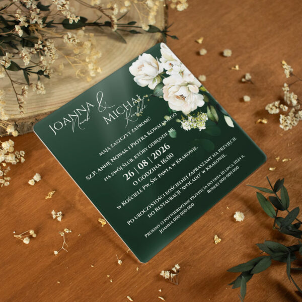 Zaproszenia ślubne kwadratowe na pleksi ciemne tło białe kwiaty