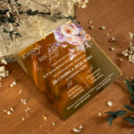 Zaproszenia ślubne kwadratowe na lustrzanej pleksi różowe kwiaty