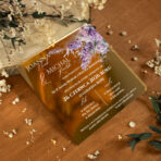 Zaproszenia ślubne kwadratowe na lustrzanej pleksi fioletowe kwiaty