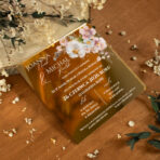 Zaproszenia ślubne kwadratowe na lustrzanej pleksi różowe kwiaty