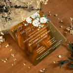 Zaproszenia ślubne kwadratowe na lustrzanej pleksi białe kwiaty