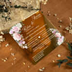 Zaproszenia ślubne kwadratowe na lustrzanej pleksi różowe kwiaty