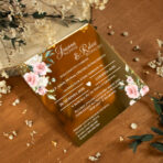 Zaproszenia ślubne kwadratowe na lustrzanej pleksi różowe kwiaty