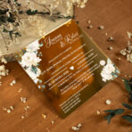 Zaproszenia ślubne kwadratowe na lustrzanej pleksi białe kwiaty