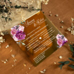 Zaproszenia ślubne kwadratowe na lustrzanej pleksi amarantowe kwiaty