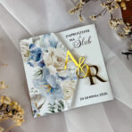 Zaproszenia ślubne białe niebieskie kwiaty złote lustrzane inicjały