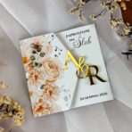 Zaproszenia ślubne beżowe kwiaty złote lustrzane inicjały