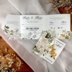 Zaproszenia ślubne białe kwiaty złote lustrzane inicjały