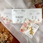 Zaproszenia ślubne różowe kwiaty złote lustrzane inicjały