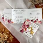 Zaproszenia ślubne bordowe kwiaty złote lustrzane inicjały