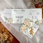 Zaproszenia ślubne kremowe kwiaty złote lustrzane inicjały